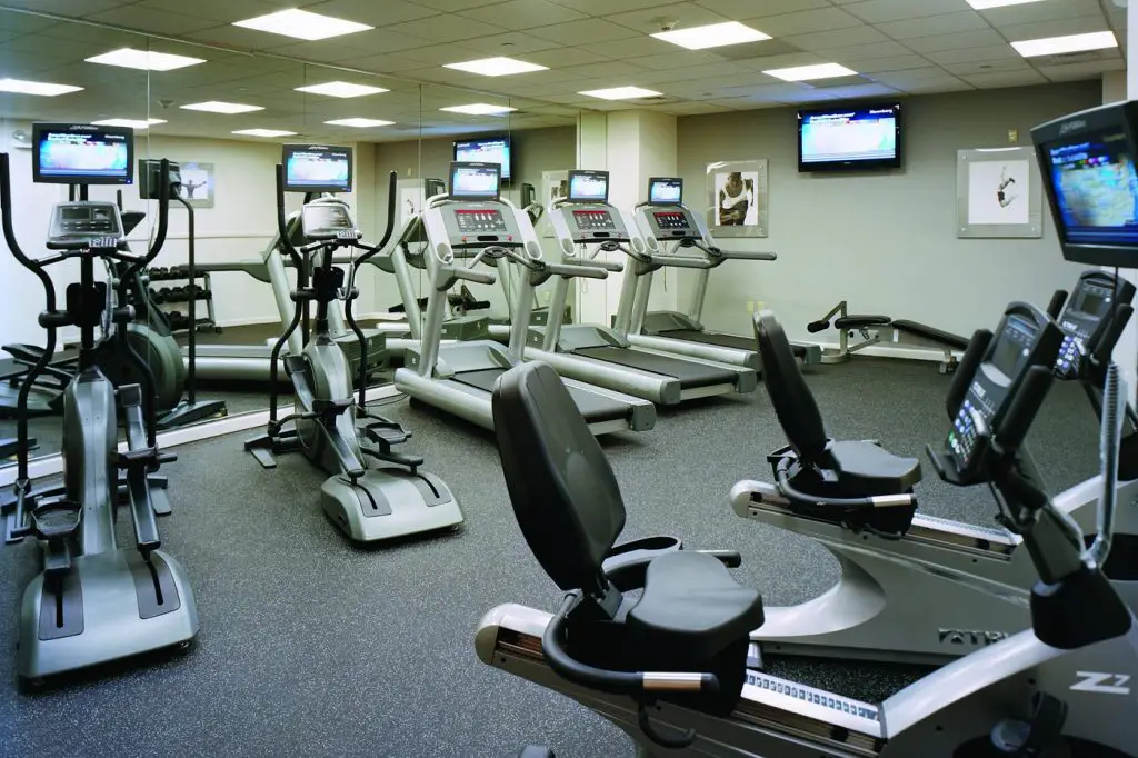 A gym room with gym equipments 