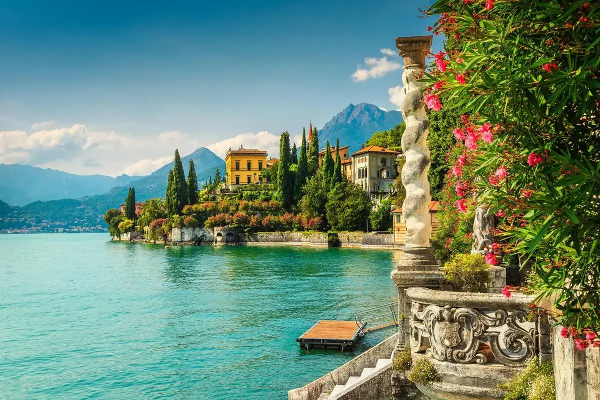 Lake Como is shown in the picture which is situated in Italy